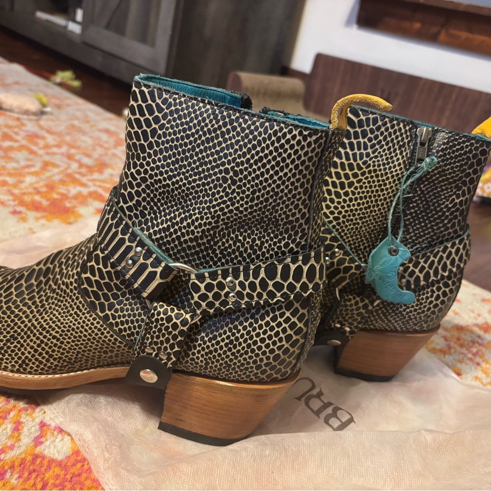 Chic Black and Tan Ankle Boots men or women’s Boot. - Picture 7 of 9
